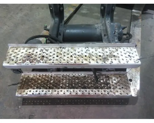 FREIGHTLINER M2 106 CAB STEP