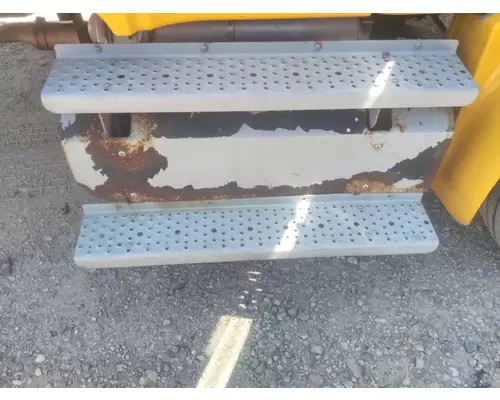 FREIGHTLINER M2 106 CAB STEP