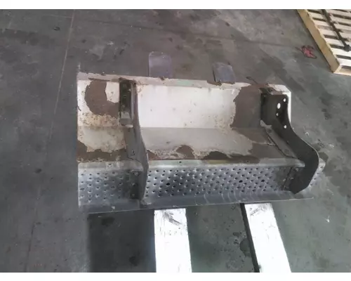 FREIGHTLINER M2 106 CAB STEP