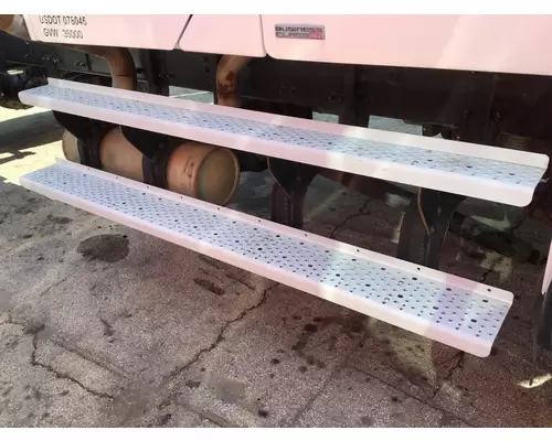 FREIGHTLINER M2 106 CAB STEP