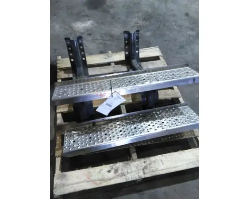 FREIGHTLINER M2 106 CAB STEP