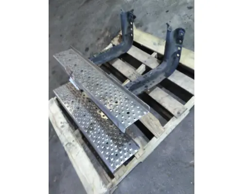 FREIGHTLINER M2 106 CAB STEP