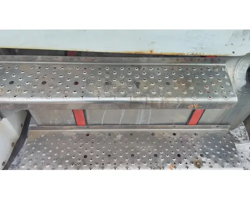 FREIGHTLINER M2 106 CAB STEP
