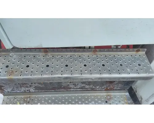 FREIGHTLINER M2 106 CAB STEP