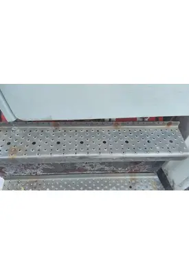 FREIGHTLINER M2 106 CAB STEP