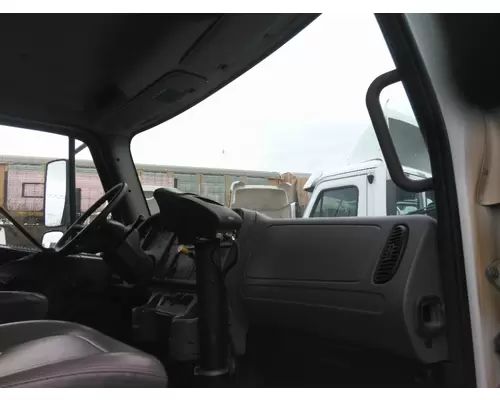 FREIGHTLINER M2 106 CAB