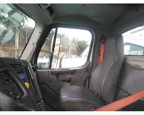 FREIGHTLINER M2 106 CAB