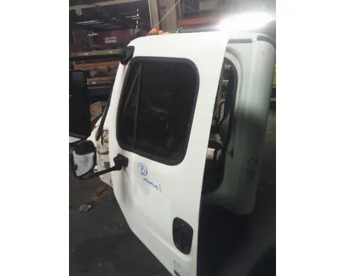 FREIGHTLINER M2 106 CAB