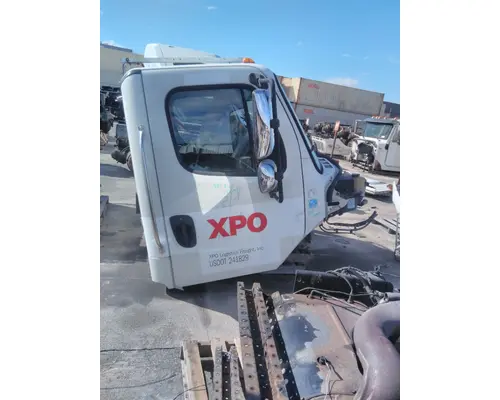 FREIGHTLINER M2 106 CAB