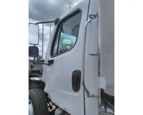 FREIGHTLINER M2 106 CAB