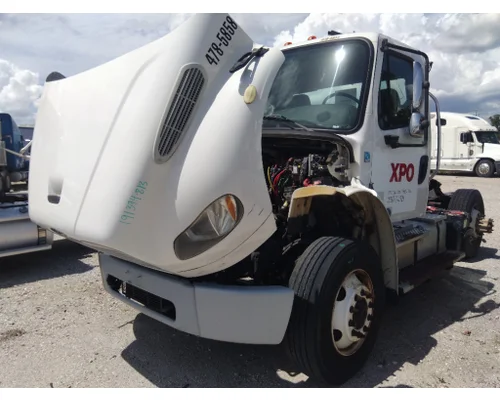 FREIGHTLINER M2 106 CAB