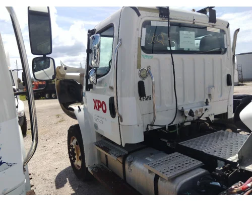 FREIGHTLINER M2 106 CAB