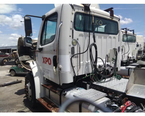 FREIGHTLINER M2 106 CAB