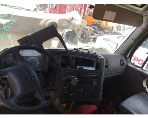 FREIGHTLINER M2 106 CAB