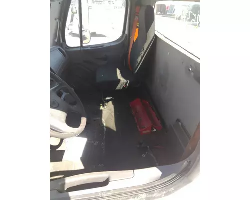 FREIGHTLINER M2 106 CAB