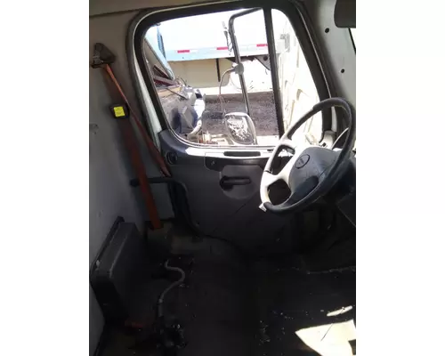 FREIGHTLINER M2 106 CAB