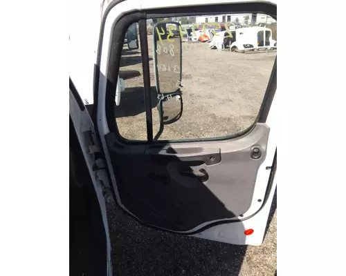 FREIGHTLINER M2 106 CAB