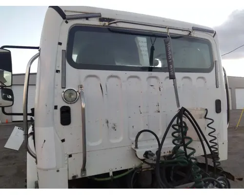 FREIGHTLINER M2 106 CAB