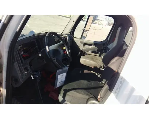 FREIGHTLINER M2 106 CAB