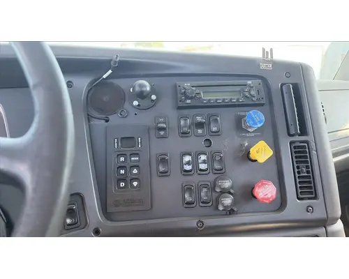 FREIGHTLINER M2 106 CAB