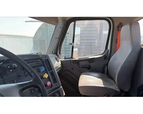 FREIGHTLINER M2 106 CAB