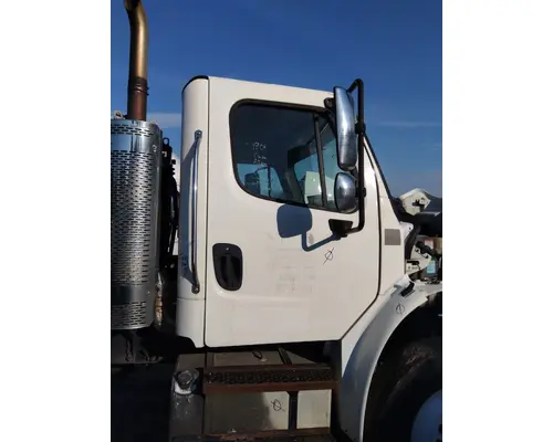 FREIGHTLINER M2 106 CAB