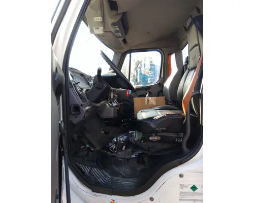 FREIGHTLINER M2 106 CAB