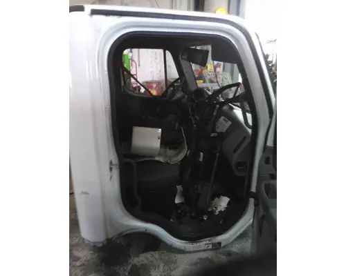 FREIGHTLINER M2 106 CAB