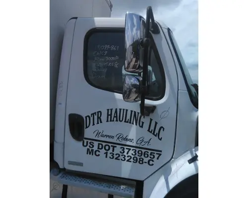 FREIGHTLINER M2 106 CAB