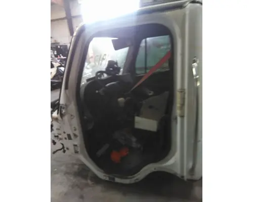 FREIGHTLINER M2 106 CAB