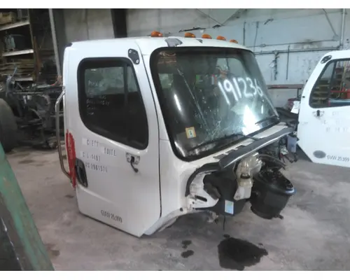 FREIGHTLINER M2 106 CAB