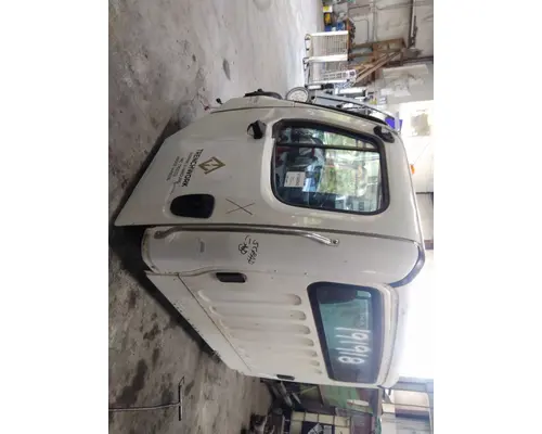 FREIGHTLINER M2 106 CAB