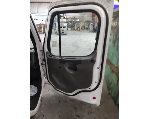 FREIGHTLINER M2 106 CAB