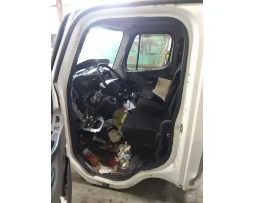 FREIGHTLINER M2 106 CAB