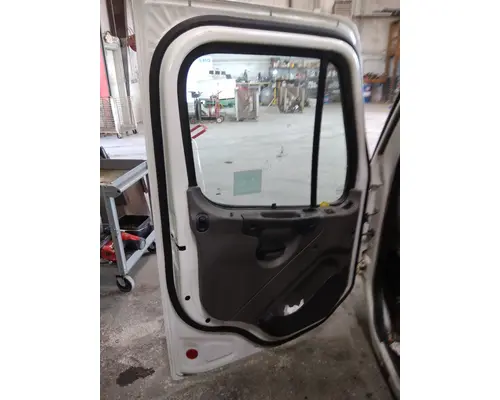 FREIGHTLINER M2 106 CAB
