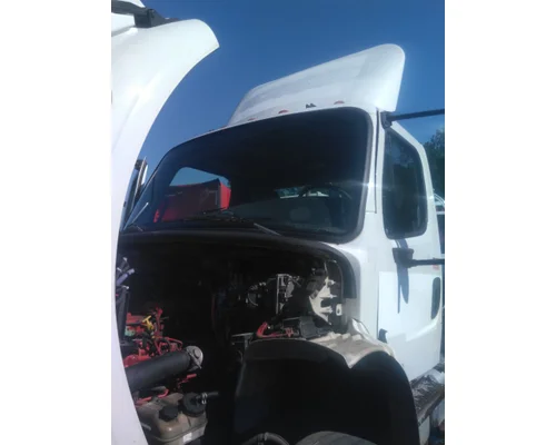 FREIGHTLINER M2 106 CAB