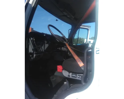 FREIGHTLINER M2 106 CAB