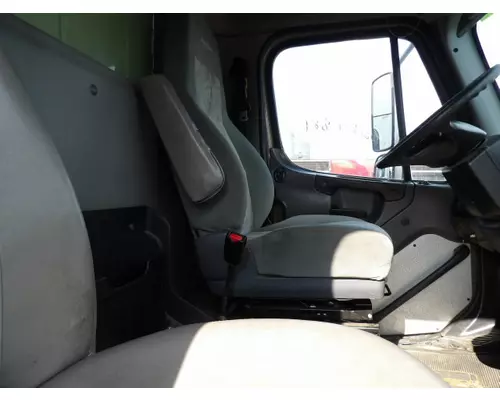 FREIGHTLINER M2 106 CAB