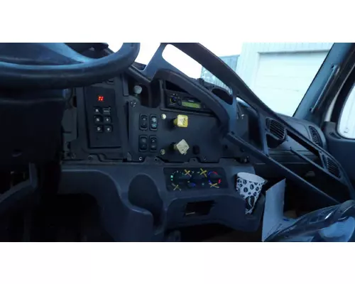 FREIGHTLINER M2 106 CAB