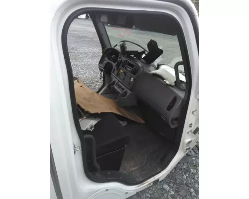 FREIGHTLINER M2 106 CAB