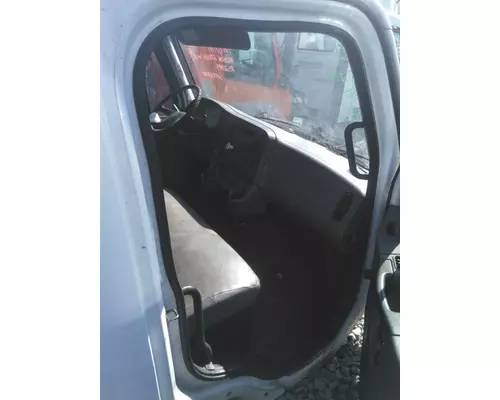 FREIGHTLINER M2 106 CAB