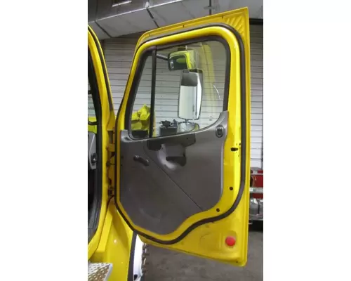 FREIGHTLINER M2 106 CAB