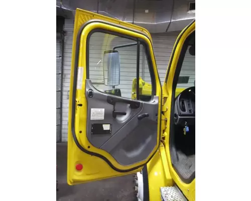 FREIGHTLINER M2 106 CAB
