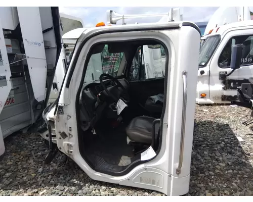 FREIGHTLINER M2 106 CAB