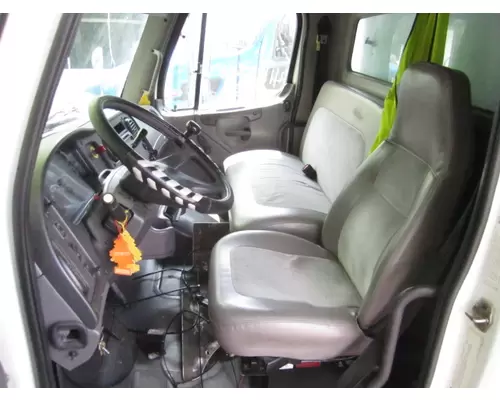 FREIGHTLINER M2 106 CAB