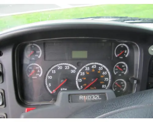 FREIGHTLINER M2 106 CAB