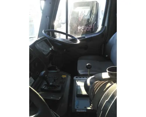 FREIGHTLINER M2 106 CAB