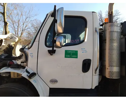 FREIGHTLINER M2 106 CAB