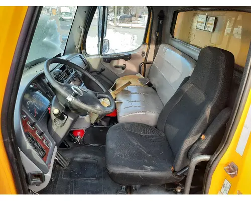 FREIGHTLINER M2 106 CAB