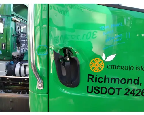 FREIGHTLINER M2 106 CAB
